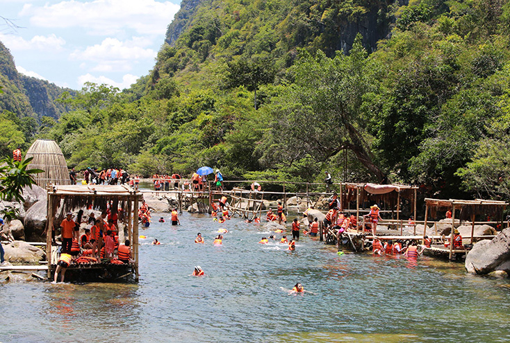 Sôi động những ngày cuối tuần tại suối nước Moọc. (Ảnh: Trung tâm Du lịch Phong Nha-Kẻ Bàng).