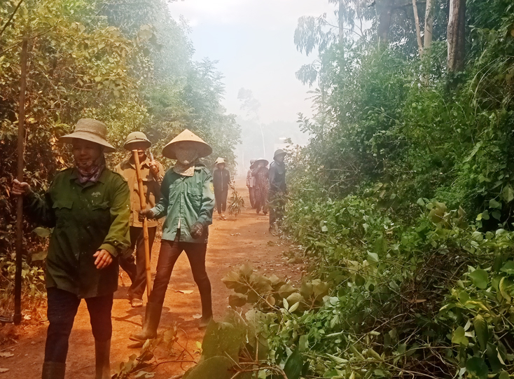 Rất đông người dân xã vạn Trạch với dụng cụ thô sở sẵn sàng dập lửa.