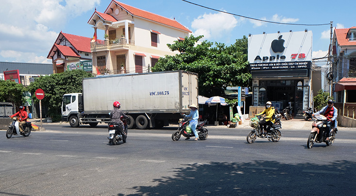 Những tình huống giao thông rất nguy hiểm ở ngã ba phía Nam cầu Roòn (về xã Cảnh Dương) trên Quốc lộ 1A