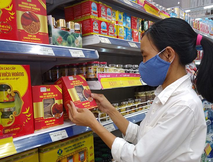 Bên cạnh chất lượng bảo đảm, nhờ bao bì, nhãn mác hiện đại, các sản phẩm nấm của HTX Tuấn Linh được nhiều khách hàng quan tâm, lựa chọn.