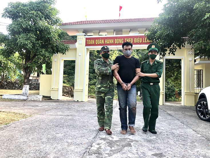 Lực lượng đánh án dẫn giải đối tượng về đồn Biên phòng