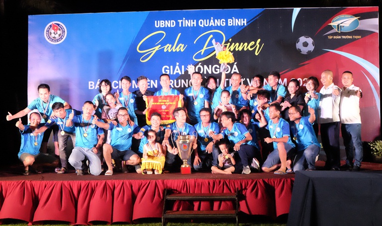 Các đồng chí đồng chí Phạm Thị Hân, Ủy viên Thường vụ Tỉnh ủy, Chủ tịch Uỷ ban MTTQ Việt Nam tỉnh; Nguyễn Tiến Hoàng, Tỉnh ủy viên, Phó Chủ tịch UBND tỉnh trao thưởng cho đội bóng vô địch.