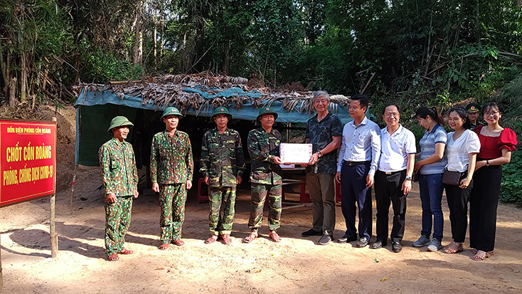Ông Nguyễn Đức Quang, Tổng biên tập Tạp chí Nông thôn Việt tặng quà cho cán bộ chiến sỹ chốt phòng, chống dịch bệnh Covid-19 Đồn Biên phòng Cồn Roàng.