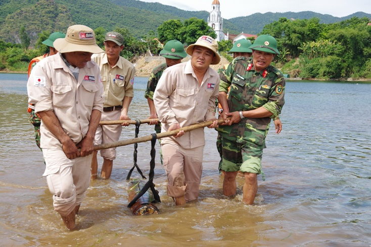 Các lực lượng vận chuyển bom về khu vực hủy nổ