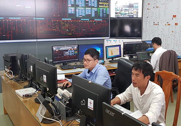 Dương Tuấn Anh và đồng nghiệp tại Phòng Điều độ, PC Quảng Bình. 