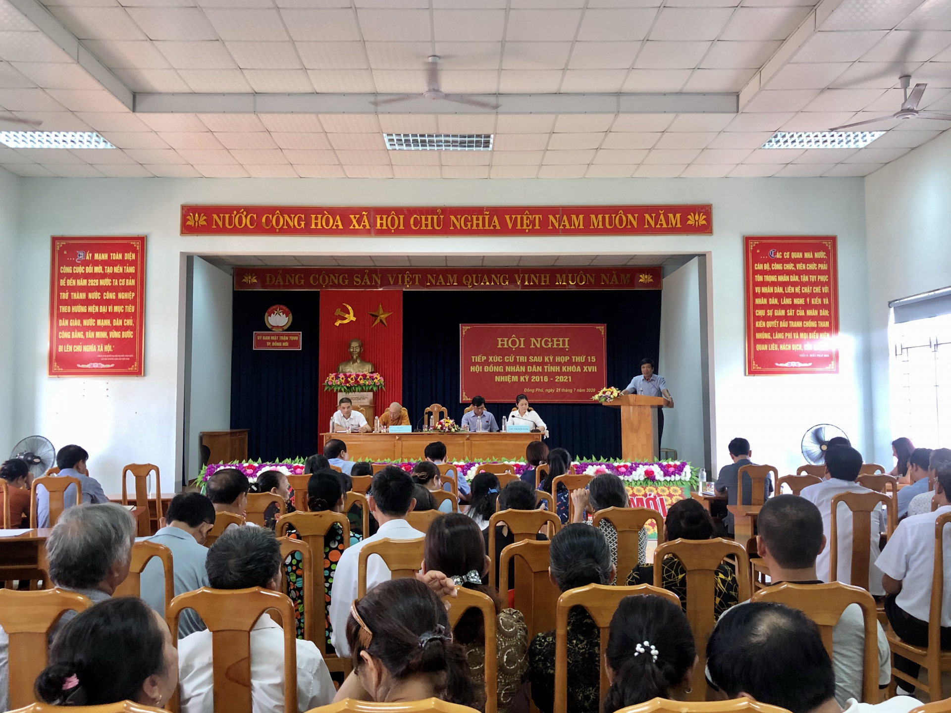 Thay mặt tổ đại biểu HĐND tỉnh, đồng chí Nguyễn Công Huấn ghi nhận và giải trình một số vấn đề cử tri quan tâm.