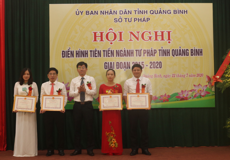 Lãnh đạo Sở Tư pháp tuyên dương các điển hình tiên tiến cấp cơ sở giai đoạn 2015-2020.