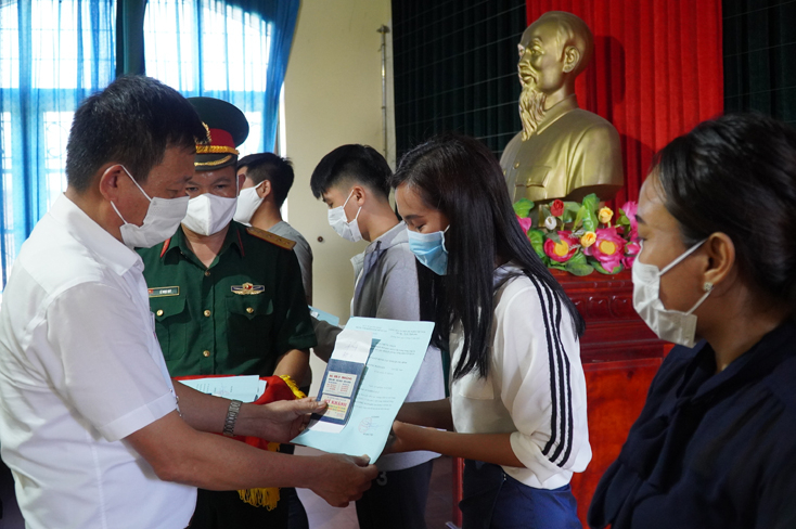 Đại diện Sở Y tế trao giấy chứng nhận hoàn thành cách ly tập trung cho sinh viên Lào trong sáng 22-7-2020.