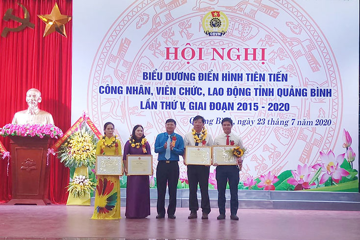 Lãnh đạo Tổng LĐLĐ Việt Nam trao bằng khen cho các tập thể, cá nhân