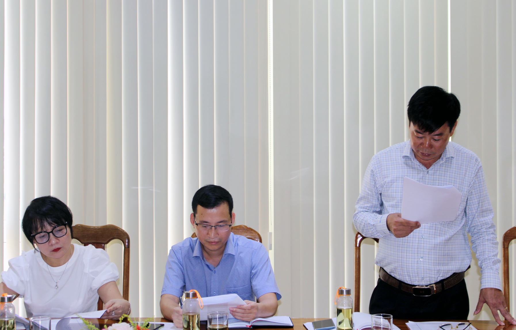 Các thành viên HĐQL Quỹ PTĐ tham gia thảo luận tại phiên họp.