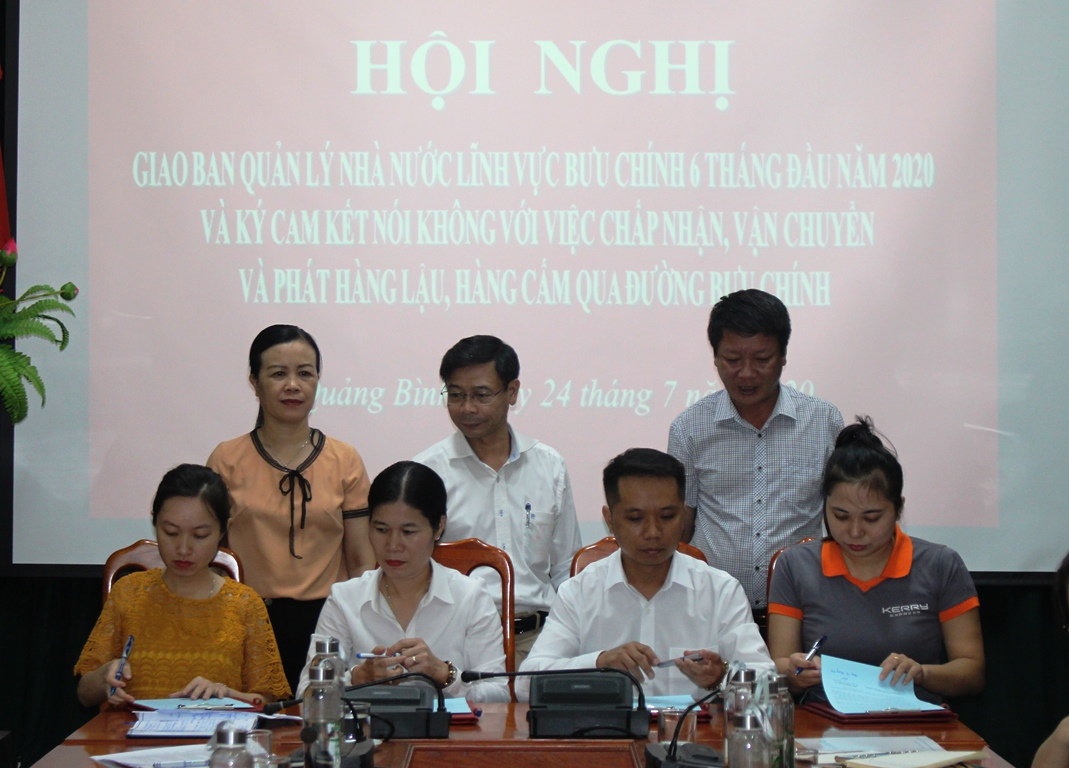 Các doanh nghiệp cung ứng dịch vụ bưu chính ký cam kết “Bảo đảm an toàn, an ninh bưu chính và nói không với việc chấp nhận, vận chuyển và phát hàng lậu, hàng cấm qua đường bưu chính”.