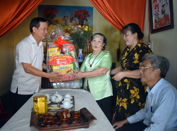 Đồng chí Đinh Công Hải, Ủy viên Ban Thường vụ Tỉnh ủy, Chủ nhiệm Ủy ban Kiểm tra Tỉnh ủy thăm hỏi, tặng quà Mẹ Việt Nam Anh hùng Nguyễn Thị Trữ.