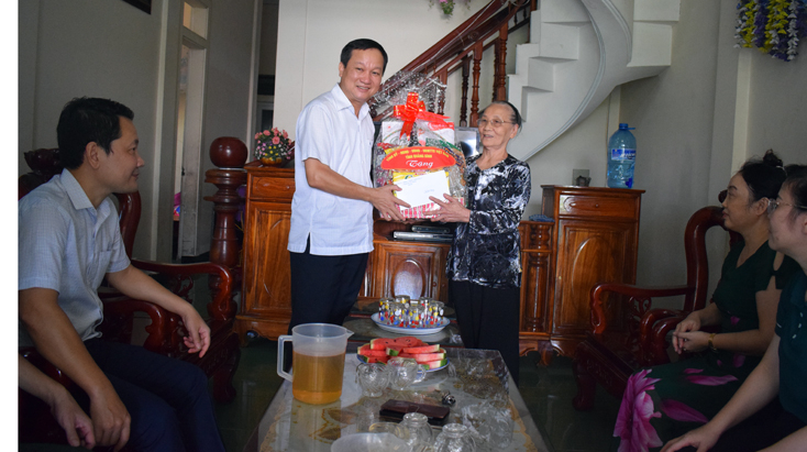 Đồng chí Đinh Công Hải, Chủ nhiệm Ủy ban Kiểm tra Tỉnh ủy thăm hỏi, tặng quà thương binh 4/4 Nguyễn Thị Dĩ