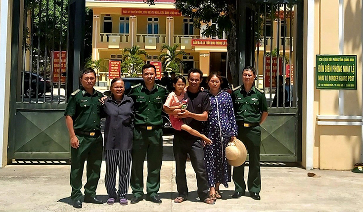 Đồn Biên phòng Nhật Lệ bàn giao cháu bé cho gia đình.