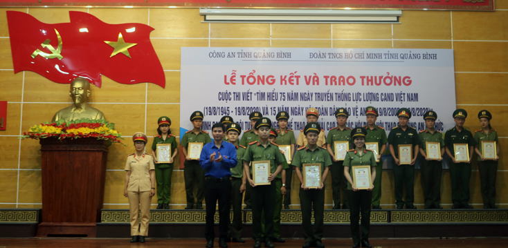 Đồng chí Đặng Đại Bàng, Phó Bí thư Thường trực Tỉnh đoàn Quảng Bình trao thưởng tại buổi lễ.