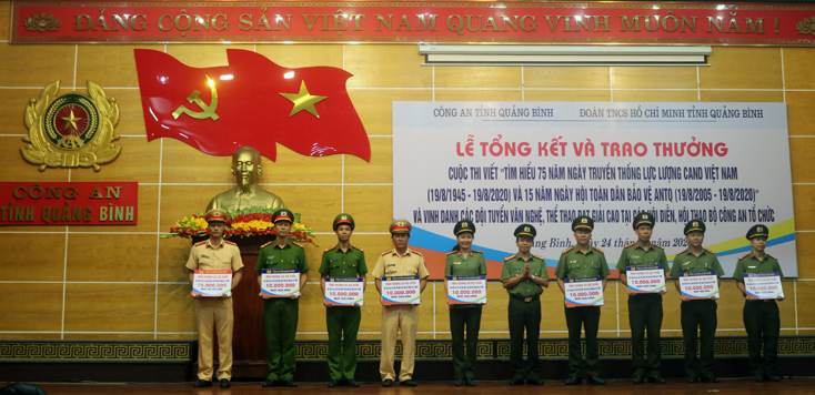 Các đồng chí lãnh đạo Công an tỉnh trao thưởng và tặng quà tại buổi lễ.