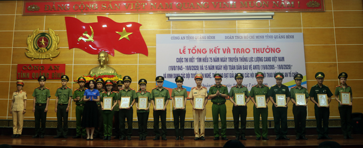 Các đồng chí lãnh đạo Công an tỉnh trao thưởng và tặng quà tại buổi lễ.