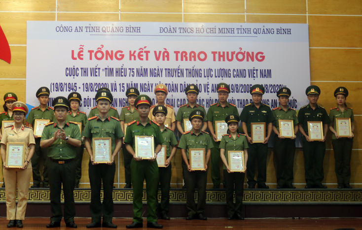 Các đồng chí lãnh đạo Công an tỉnh trao thưởng và tặng quà tại buổi lễ.