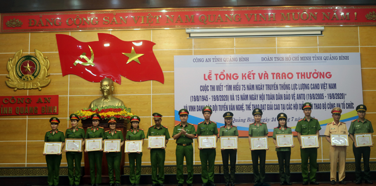 Các đồng chí lãnh đạo Công an tỉnh trao thưởng và tặng quà tại buổi lễ.