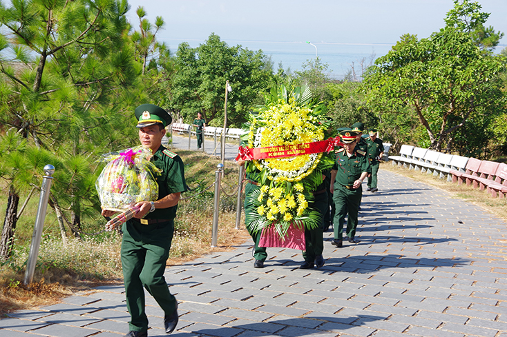 Đoàn công tác Quân ủy Trung ương, Bộ Quốc phòng dâng hoa mộ Đại tướng vào sáng nay, 24-7