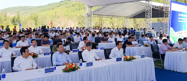 Các đại biểu dự lễ.