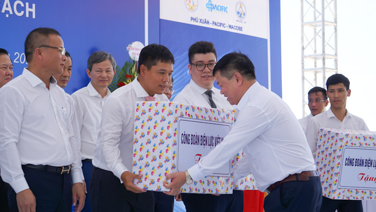 Lãnh đạo EVN tặng quà cho các đơn vị quản lý, thi công dự án. 