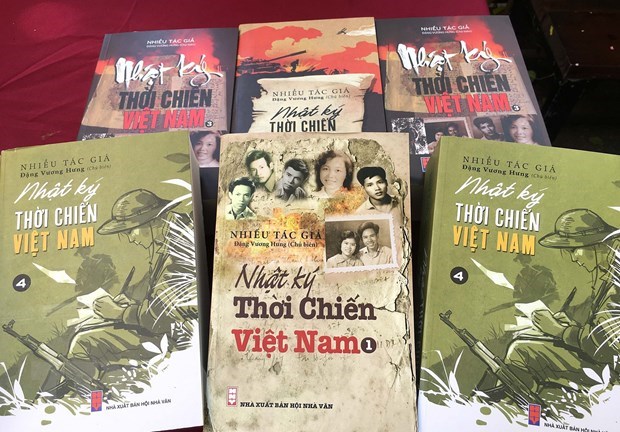  Bộ sách Nhật ký thời chiến Việt Nam. (Ảnh: Thanh Vũ/TTXVN)