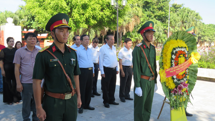 Đồng chí Trương Hòa Bình và đoàn công tác làm thủ tục để vào đặt vòng hoa và dâng hương. 