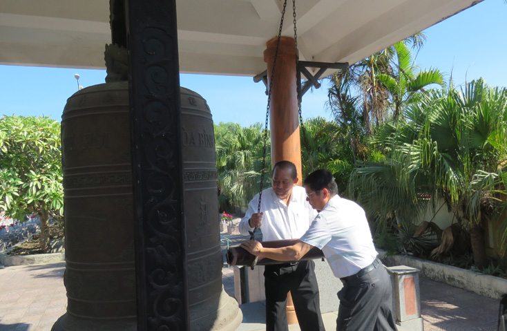 Đồng chí Trương Hòa Bình và đồng chí Trần Tiến Dũng thỉnh chuông.