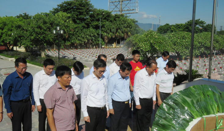 Đồng chí Trương Hòa Bình cùng đoàn công tác của Chính phủ và các đồng chí lãnh đạo tỉnh; các sở, ngành và huyện Bố Trạch dành một phút mặc niệm tưởng nhớ các anh hùng liệt sỹ và...