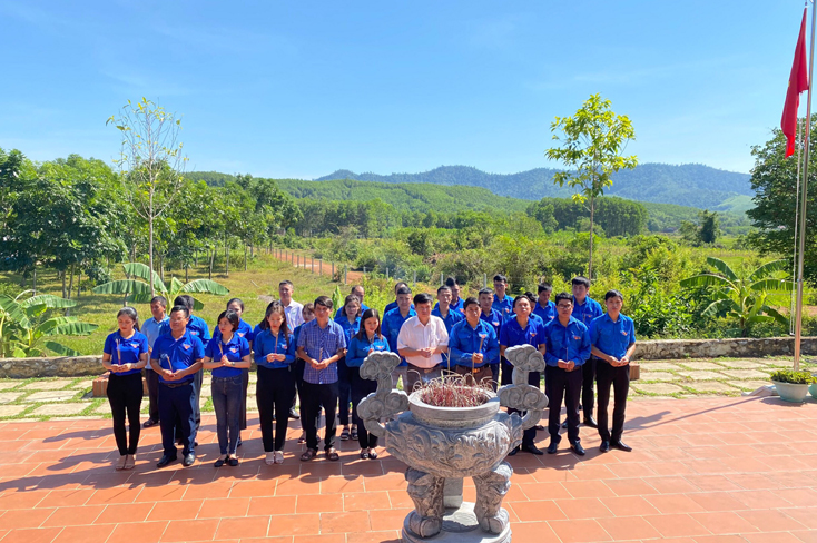 Đoàn Khối doanh nghiệp tỉnh daang hương tại di tích lịch sử hang Lèn Hà.