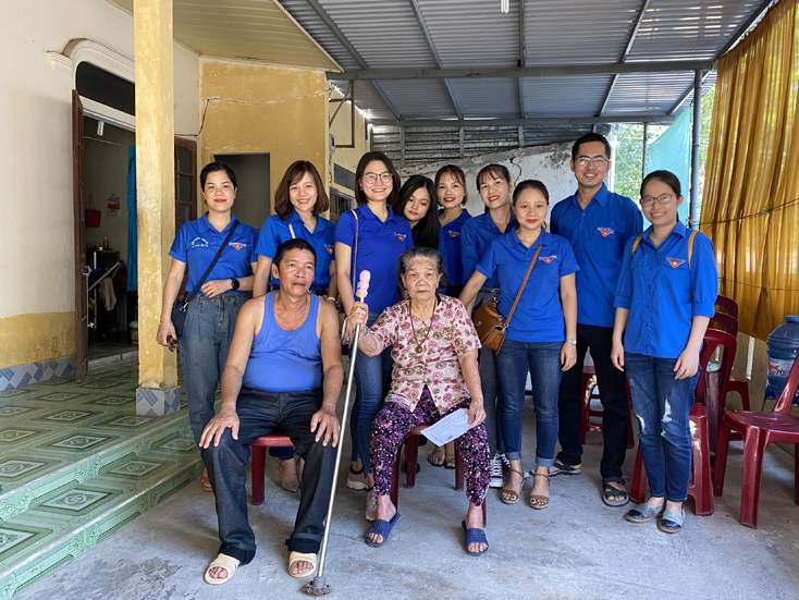 Tặng quà tri ân các gia đình chính sách trên địa bàn.
