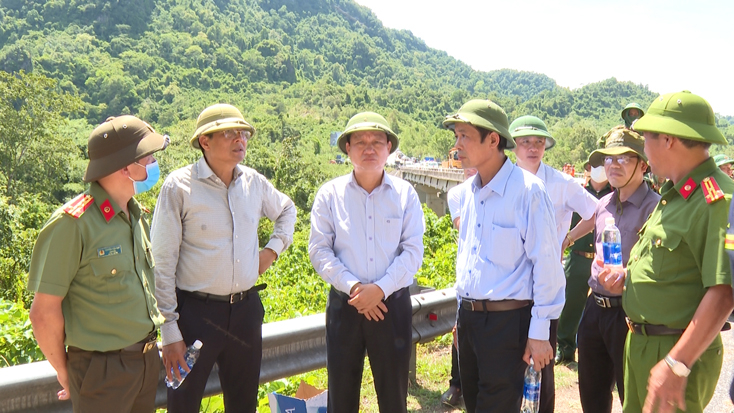  Đồng chí Trần Công Thuật, Phó Bí thư Tỉnh ủy, Chủ tịch UBND tỉnh cùng các đồng chí lãnh đạo tỉnh trực tiếp chỉ đạo công tác cứu nạn cứu hộ tại hiện trường vụ tai nạn