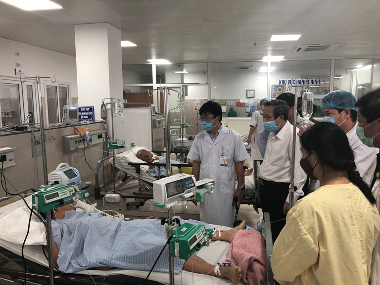 Đồng chí Bí thư Tỉnh ủy Hoàng Đăng Quang thăm các nạn nhân.