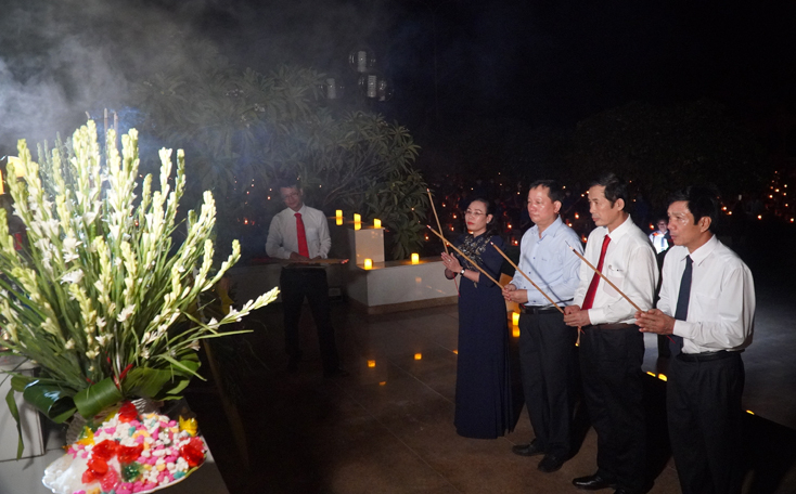 Đoàn đại biểu Tỉnh ủy, HĐND, UBND, Uỷ ban MTTQVN tỉnh dâng hương tưởng niệm các anh hùng liệt sỹ.