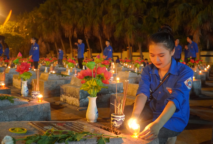 Các đoàn viên thanh niên đại diện cho tuổi trẻ Quảng Bình thắp nến tri ân những người anh hùng đã hiến dâng tuổi thanh xuân cho sự nghiệp giải phóng dân tộc.