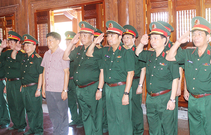Đoàn công tác dâng hoa, dâng hương tưởng niệm tại Đền thờ Bác Hồ và các liệt sĩ