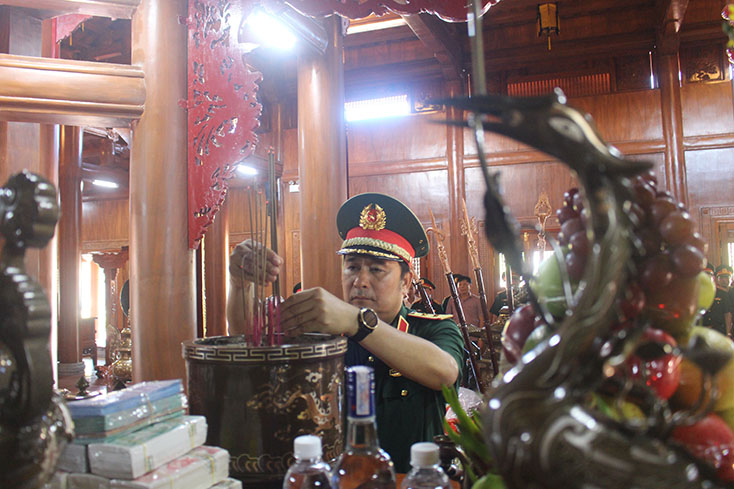 Đồng chí Trung tướng Phùng Sĩ Tấn dâng hương lên anh linh Chủ tịch Hồ Chí Minh
