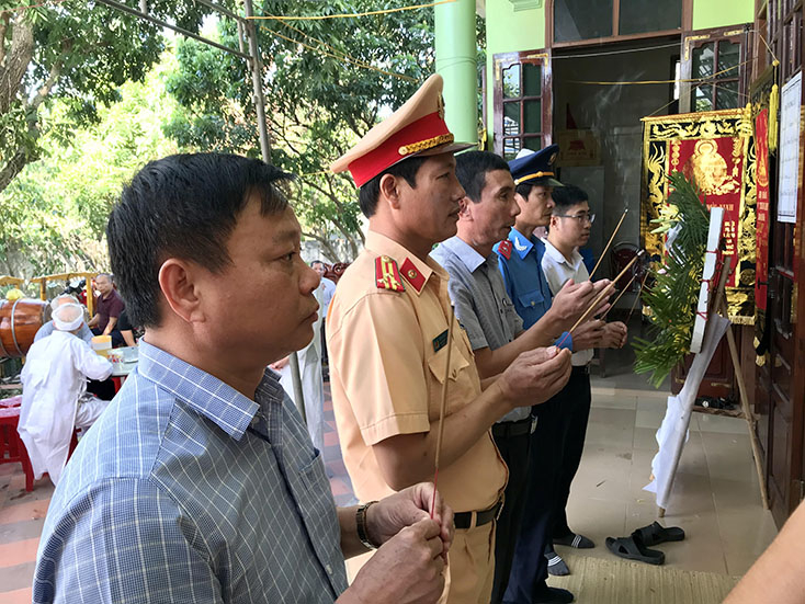Các thành viên trong đoàn dâng hương nạn nhân tử vong