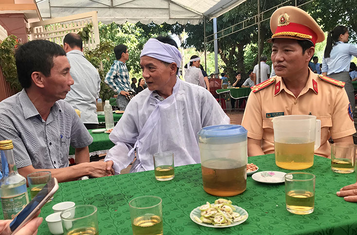 Đại diện lãnh đạo Sở GTVT tỉnh thăm hỏi, chia buồn với người thân nạn nhân