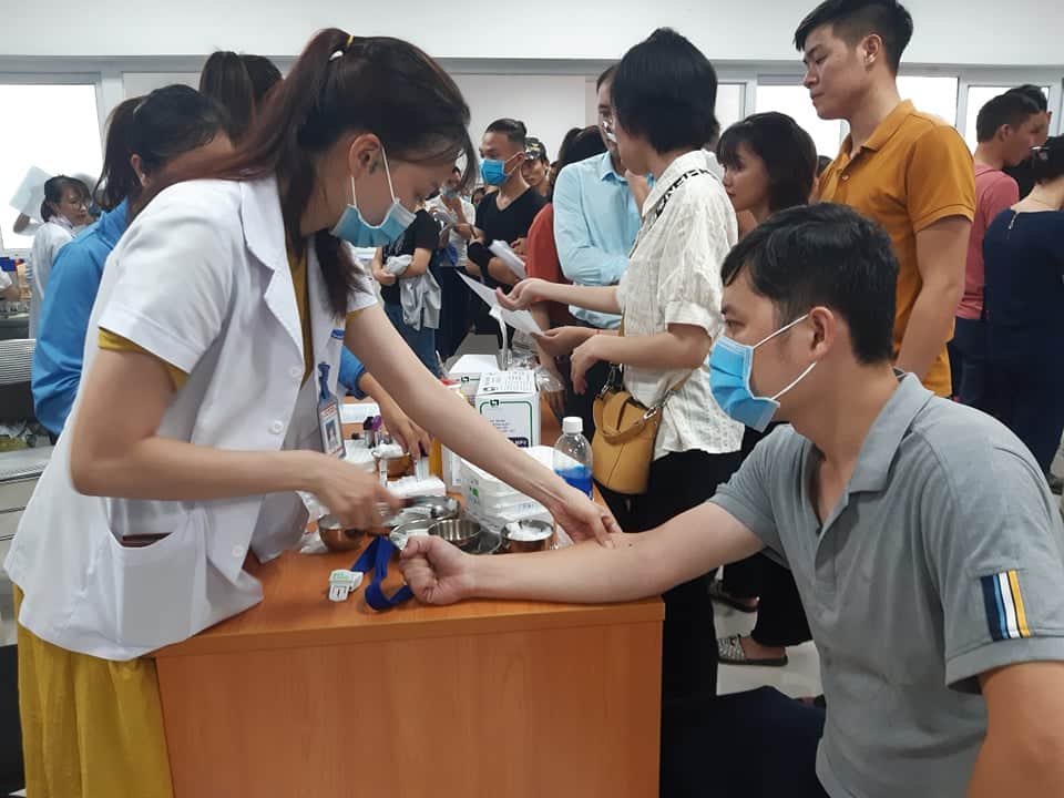 hàng trăm đoàn viên, thanh niên, người dân hiến máu tình nguyện đã xếp hàng dài theo thứ tự để tham gia hiến máu cứu các nạn nhân bị thương.