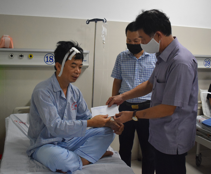 Đại diện lãnh đạo TP. Đồng Hới, đồng chí Hoàng Văn Tâm, Phó Bí thư Thường Trực Thành ủy Đồng Hới thăm hỏi, động viên và trao hỗ trợ cho nạn nhân bị thương.