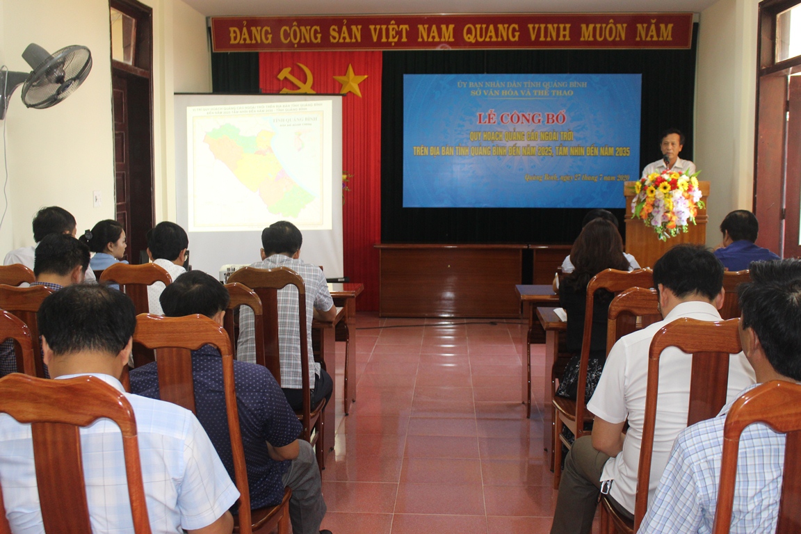 Các đại biểu tham dự buổi lễ.