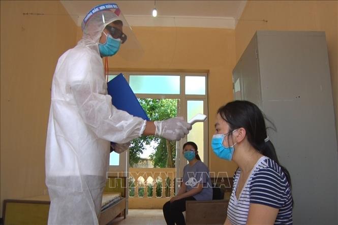 Lấy mẫu xét nghiệm tại khu cách ly phòng dịch COVID-19. Ảnh: TTXVN