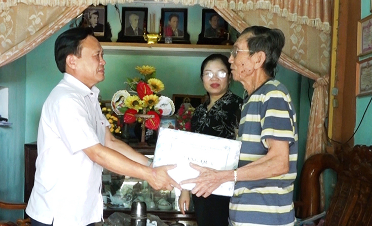 Lãnh đạo thị xã Ba Đồn thăm, tặng quà gia đình có công trong dịp kỉ niệm Ngày thương binh liệt sỹ 27-7 