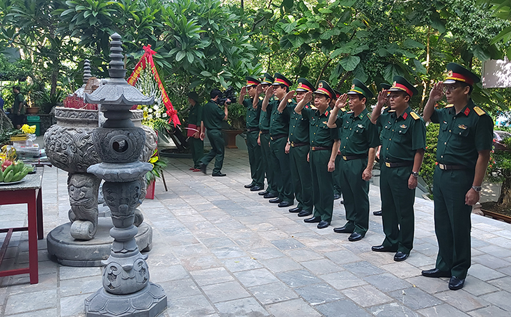 Trung tướng Lê Hiền Vân, Phó Chủ nhiệm Tổng cục Chính trị Quân đội Nhân dân Việt Nam cùng đoàn công tác tưởng niệm tại Đền thờ các anh hùng, liệt sỹ Đường 20 Quyết thắng.