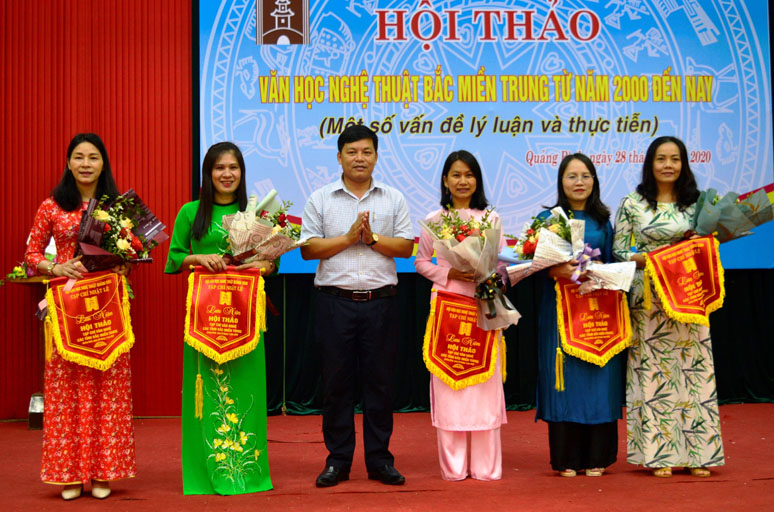 Trao cờ lưu niệm cho các đoàn tham gia hội thảo