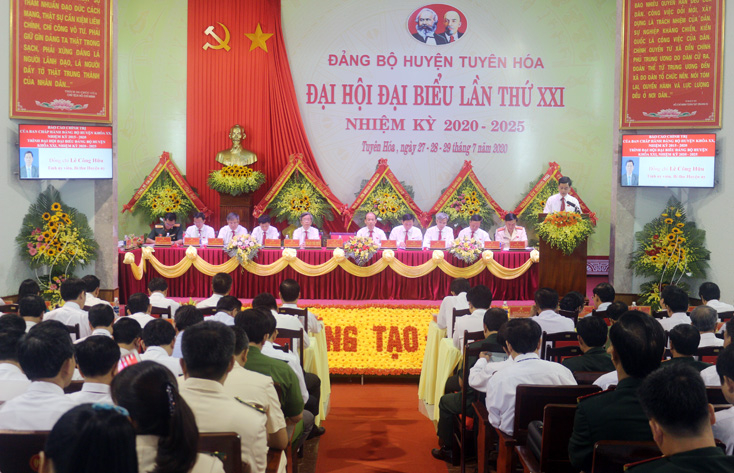 Đồng chí Lê Công Hữu, Tỉnh ủy viên, Bí thư Huyện ủy trình bày báo cáo Chính trị tại đại hội
