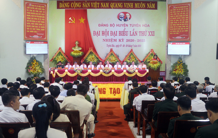 Các đại biểu thảo luận tại kỳ họp.
