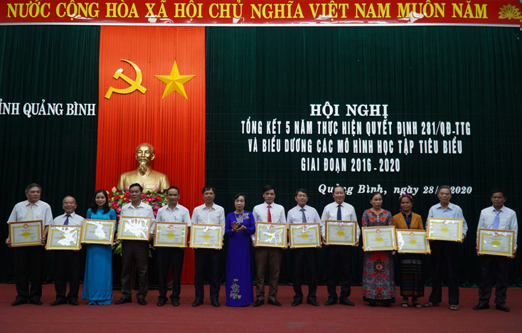 Bà Phạm Thị Bích Lựa, Chủ tịch Hội Khuyến học tỉnh trao bằng khen của Trung ương Hội Khuyến học Việt Nam cho các tập thể và cá nhân có thành tích xuất sắc trong thực hiện Quyết định 281/QĐ-TTg của Thủ tướng Chính phủ giai đoạn 2016-2020. 